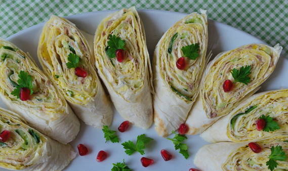 Rouleau de lavash avec poisson en conserve, œuf et concombre