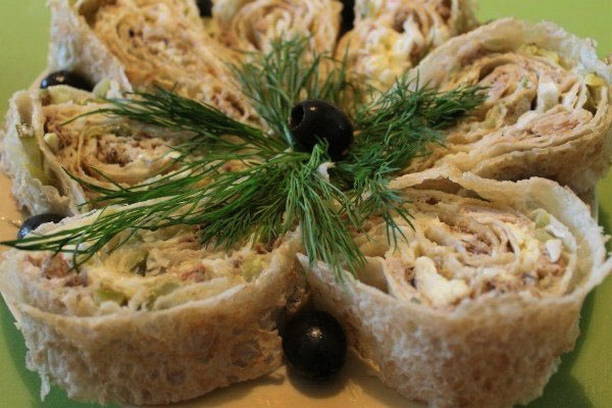 Rouleaux de lavash au poisson en conserve