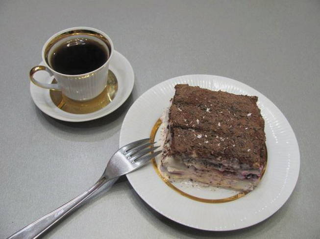 Gâteau Lavash aux cerises, crème de crème sure et lait concentré bouilli