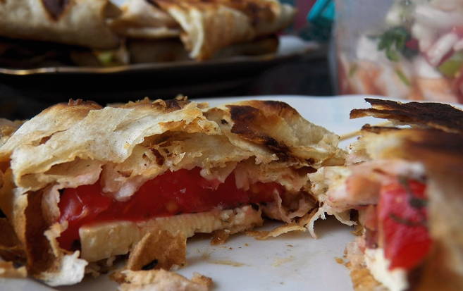 Pain pita PP avec tomates, oeuf et fromage dans une poêle