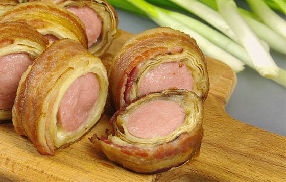 Saucisses au bacon dans du pain pita au four