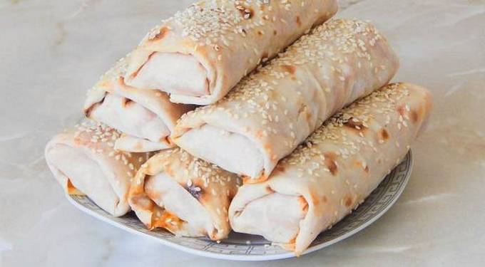 Saucisse dans du pain pita au micro-ondes