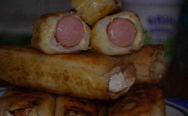 Saucisses aux pommes de terre et fromage dans du pain pita dans une casserole