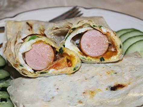 Saucisses au pain pita avec oeuf dans une casserole