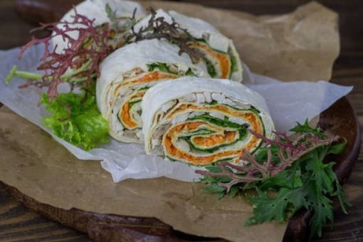 Lavash avec poitrine de poulet et carotte coréenne