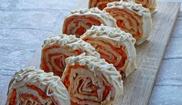 Rouleau de lavash aux bâtonnets de crabe et carottes coréennes