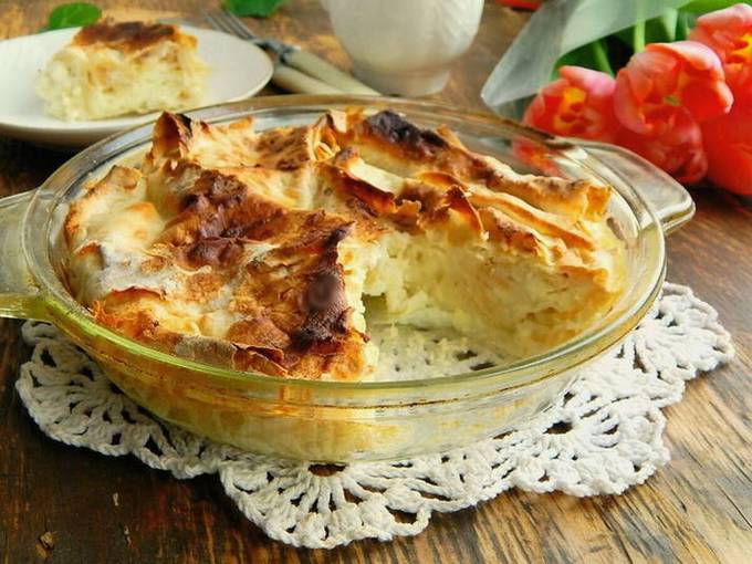 Torn pita bread with cottage cheese, cheese and egg