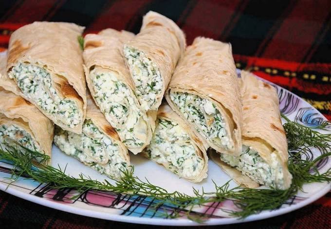 Lavash avec du fromage cottage, du fromage et des herbes