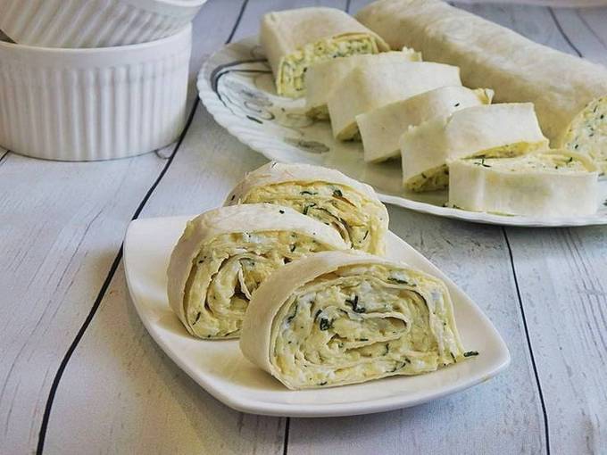 Rouleau de lavash avec œuf, fromage, ail et herbes