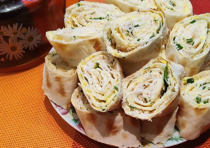 Rouleau de lavash avec œuf, fromage et ail