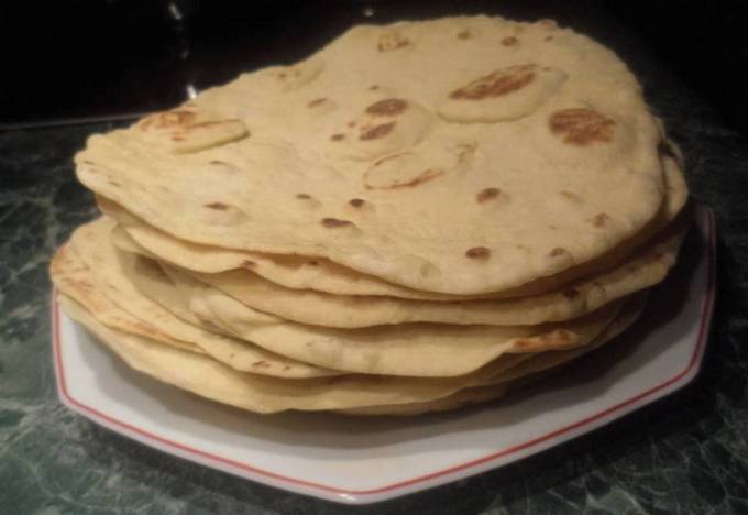 Pain pita mince sans levure dans une casserole à la maison