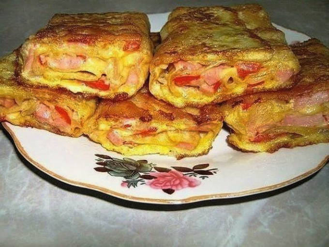 Lavash avec saucisse, fromage et tomates dans une poêle