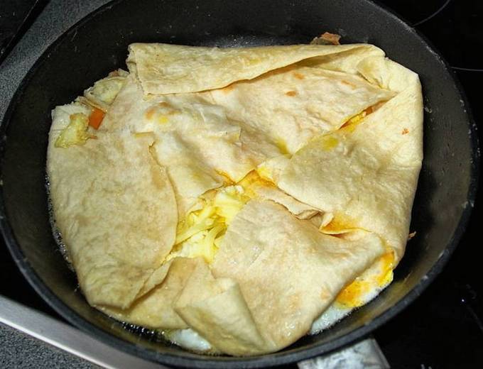 Lavash avec saucisse, fromage et oeuf dans une casserole