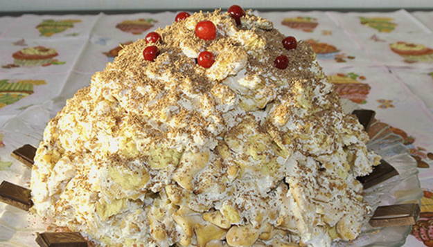 No-bake crackers cake with sour cream