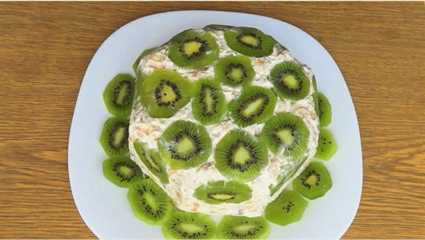 Cracker cake Poisson à la crème sure, banane et kiwi sans cuisson