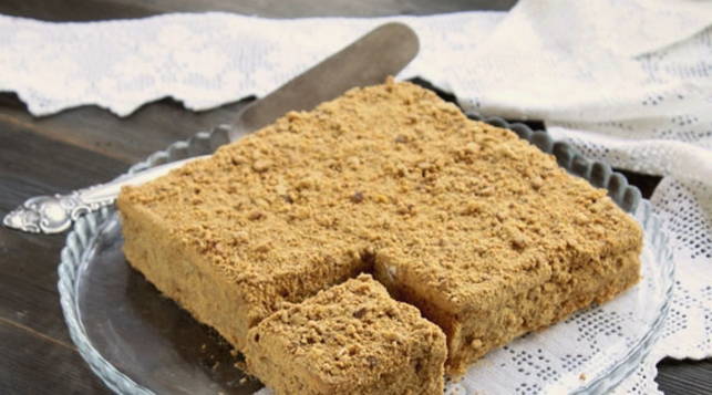 Gâteau aux miettes de biscuits sans cuisson avec crème sure