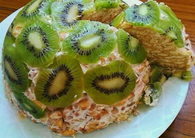 Gâteau aux biscuits à la crème sure, au kiwi et à la banane sans cuisson