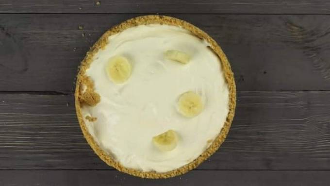 Gâteau sans cuisson à partir de biscuits au lait concentré et aux bananes