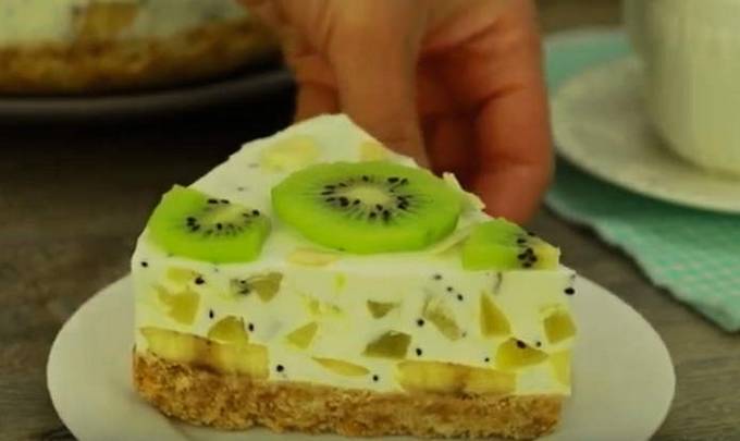 Gâteau aux biscuits avec du fromage cottage, des fruits et de la gélatine sans cuisson