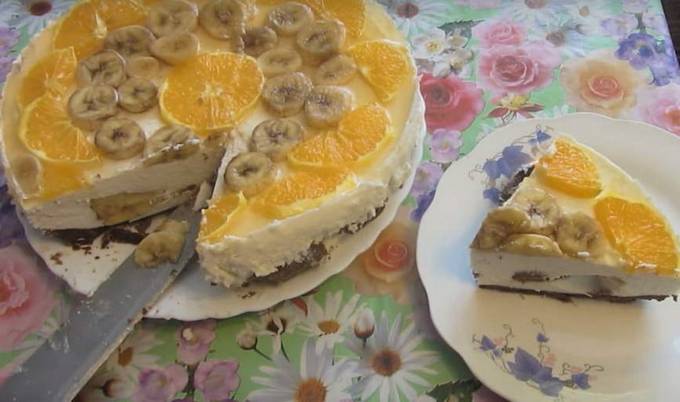 Gâteau aux biscuits sans cuisson avec fromage cottage, crème sure et gélatine