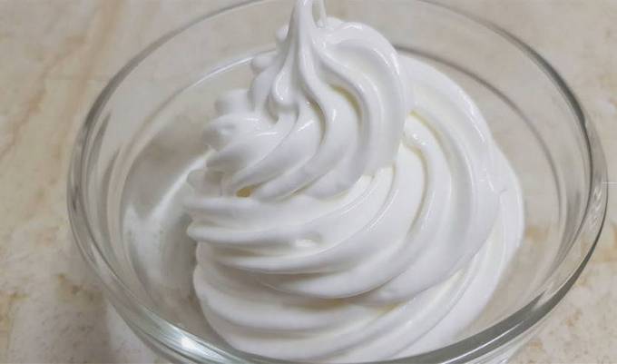 Crème anglaise au bain-marie pour un gâteau