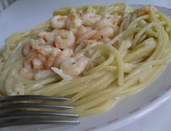 Pâtes carbonara aux crevettes dans une sauce crémeuse