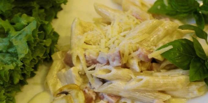 Carbonara with ham, cheese, mushrooms and cream