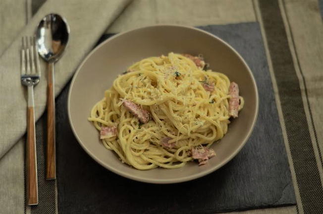 Pâtes carbonara au jambon et crème sure