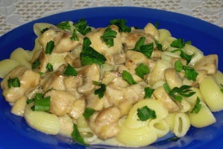 Pâtes carbonara au poulet et champignons dans une sauce crémeuse