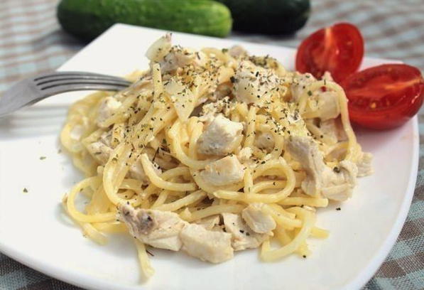 Pasta carbonara with chicken fillet