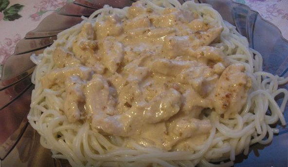 Carbonara with chicken and sour cream