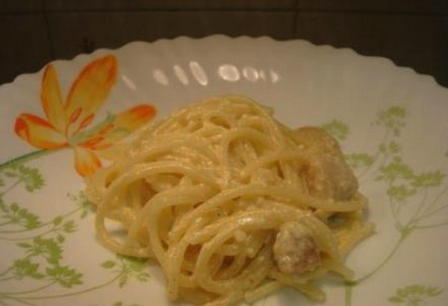 Carbonara with chicken, cream and cheese