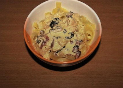 Carbonara avec bacon, poulet et crème