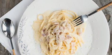 Pâtes carbonara avec bacon et crème dans une mijoteuse