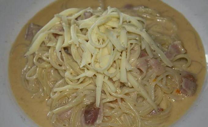 Carbonara pasta with bacon and milk