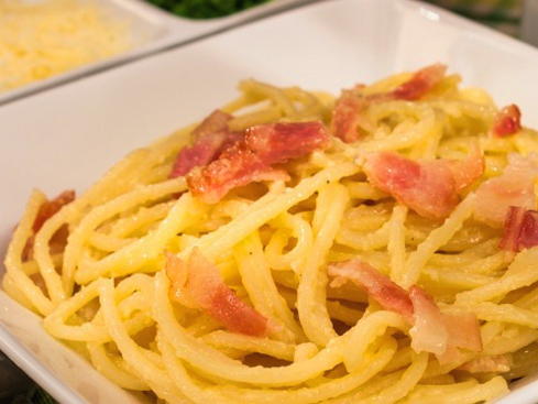 Carbonara au bacon dans une sauce crémeuse - une recette classique