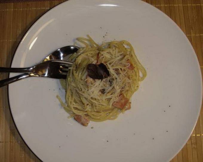 Pâtes carbonara avec bacon et champignons dans une sauce crémeuse