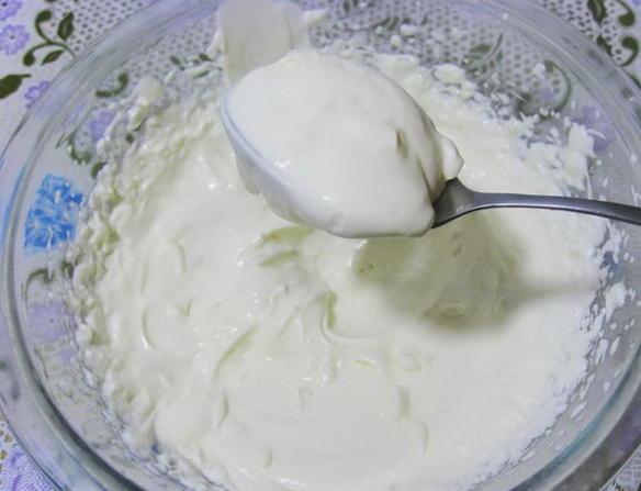 Crème sure pour gâteau aux crêpes