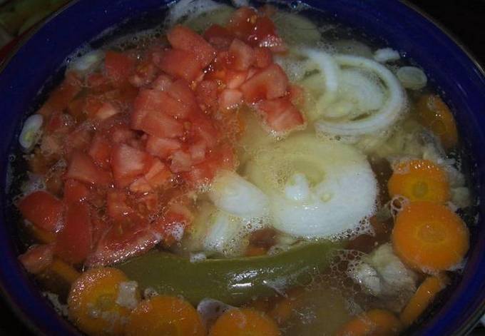 Soupe Shurpa à l'agneau et aux pommes de terre