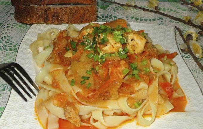 Lagman avec du poulet dans une mijoteuse