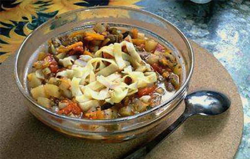 Lagman avec du poulet sur le feu dans un chaudron