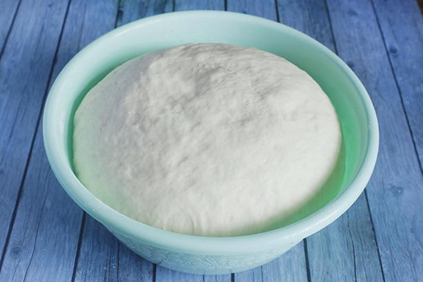 Yeast pizza dough without eggs and milk