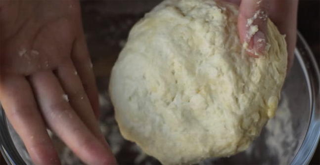 Yeast pizza dough with live yeast