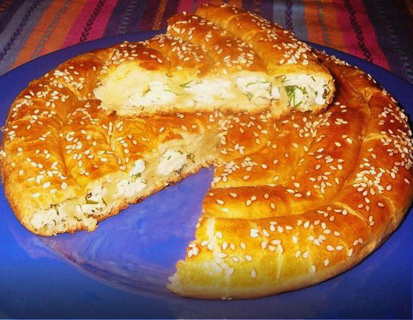 Puff pastry snail pie with cheese