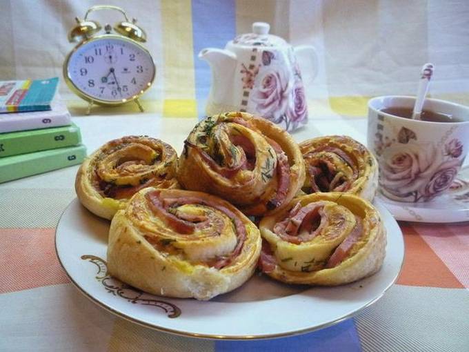 Puff pastry snails with ham and cheese