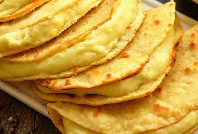 Pâte au lait pour kystyby avec pommes de terre à la tatare