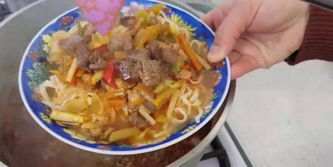 Lagman d'agneau aux nouilles