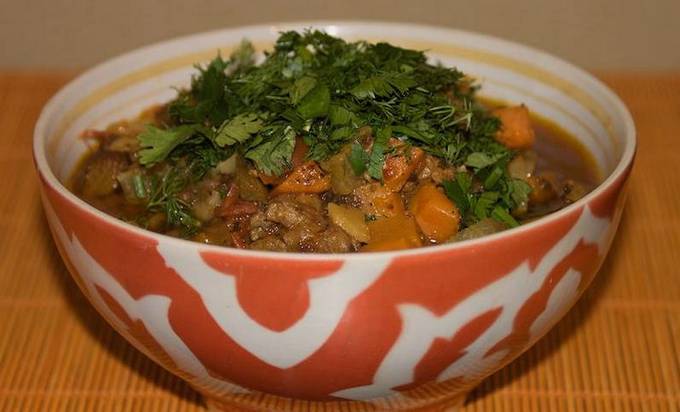 Lagman d'agneau dans un chaudron