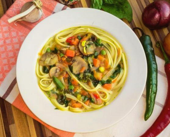 Lagman au poulet et champignons