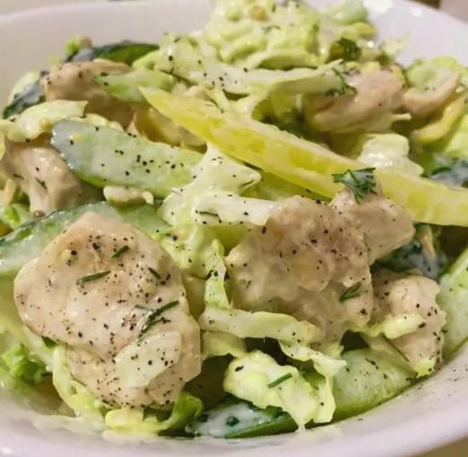 Salade de poulet, concombre, maïs et chou chinois